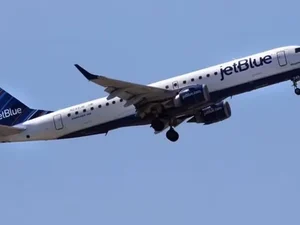 Avião evita colisão após aeronave da Força Aérea dos EUA cruzar rota