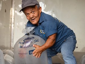 Prefeitura de Porto Calvo entrega alevinos a psicultores do município