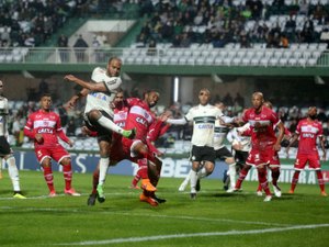 Fora de casa, CRB perde do Coritiba por 1x0 e cai para 18ª colocação da Série B
