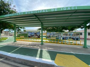 Prefeitura de Igaci entrega pontos de abrigo de passageiros à população