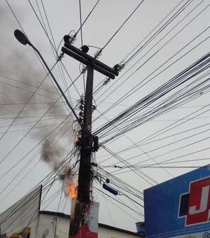 [Vídeo] Incêndio em poste de energia elétrica assusta moradores de Arapiraca