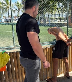 Homem é preso após ameaçar pessoas com faca na orla da Pajuçara