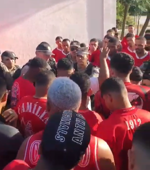 [Vídeo] Insatisfeitos, torcedores do CRB protestam no CT Ninho do Galo