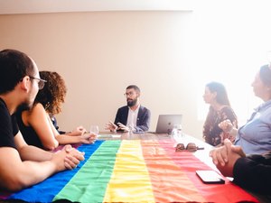 Mulher trans denuncia à OAB ameaças e agressões sofridas em Maceió