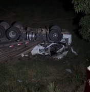 Carreta cai em ribanceira e motorista morre na Avenida Cachoeira do Meirim