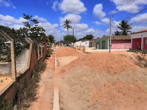 [Vídeo] Construtora deixa material para dar início a obra de calçamento e desaparece