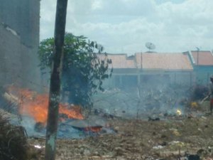 Homem toca fogo em lixo e vegetação seca em terreno