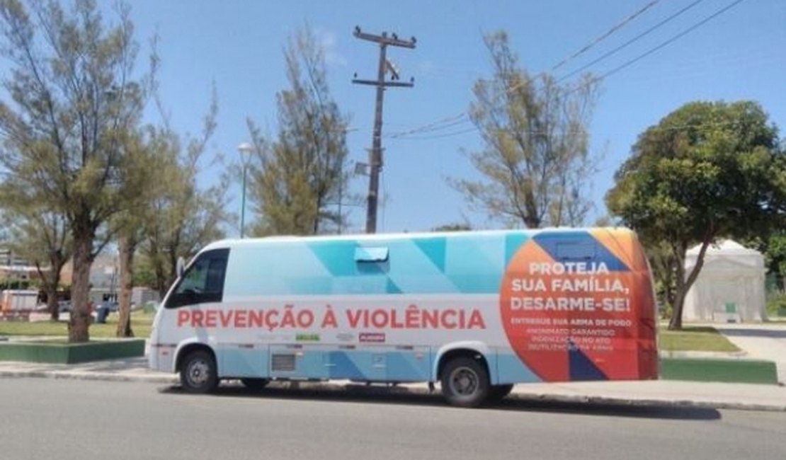 Ônibus da Campanha de Entrega Voluntária de Armas está localizado na Praça da Faculdade
