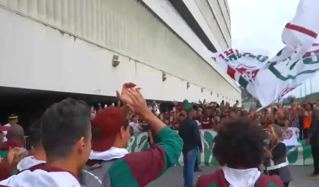 Fluminense desembarca no Rio com festa da torcida tricolor