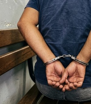 Mulher denuncia companheiro por ameaça com faca e homem acaba preso em Arapiraca