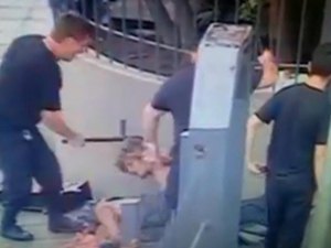 Vídeo de seguranças de igreja agredindo mendigo circula pelas redes sociais