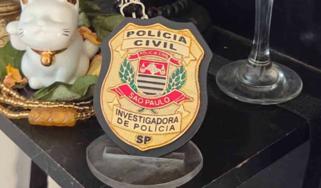Mulher é presa por falsificar decisão judicial para obter distintivos policiais