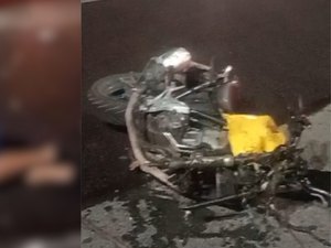 [Vídeo] Motociclista sofre grave traumatismo cranioencefálico após colidir contra carro