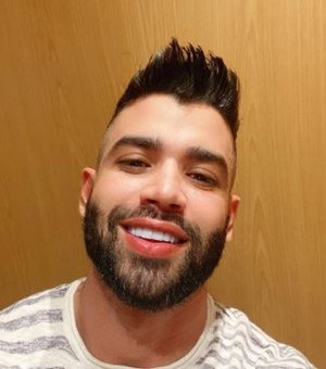 Gusttavo Lima surge em selfie sorridente e seguidores apostam em indireta para Andressa Suita