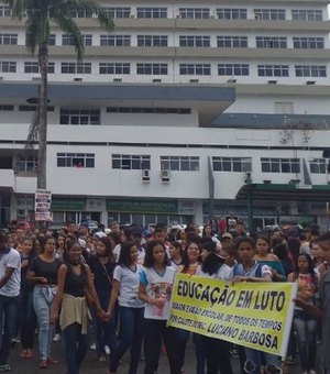 [Vídeo] Estudantes protestam contra paralisação no transporte escolar no Sertão