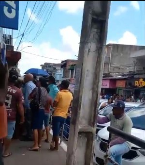 [Vídeo] Aposentados sofrem com atendimento na Caixa de Porto Calvo