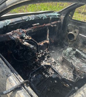 Incêndio destrói veículo no Benedito Bentes em Maceió