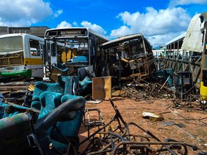 Prefeitura, SMTT e PM interditam e notificam locais de desmanche de veículos