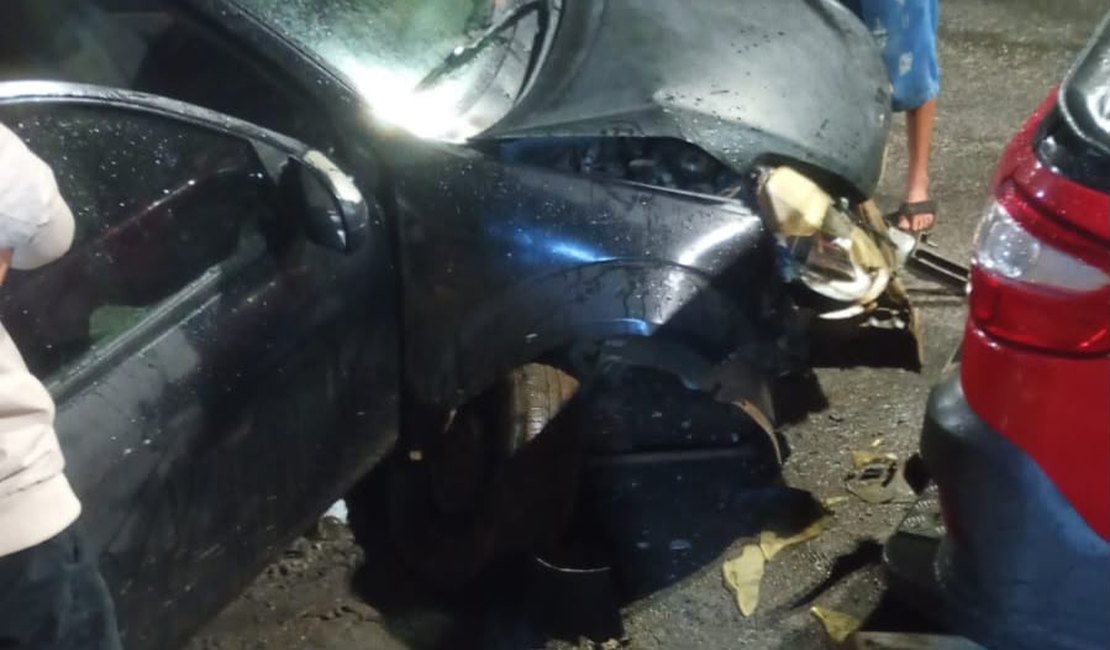 Carro perde controle e bate em veículo estacionado no Bosque das Arapiracas