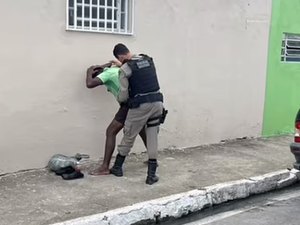 Homem que invadiu loja e furtou calçados no Centro de Arapiraca é preso durante ação da PM