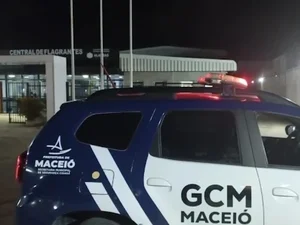 Estrutura usada para consumo de drogas é demolida na Ponta da Terra, em Maceió