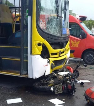 Colisão entre motocicleta e ônibus deixa duas pessoas feridas no bairro Gruta, em Maceió