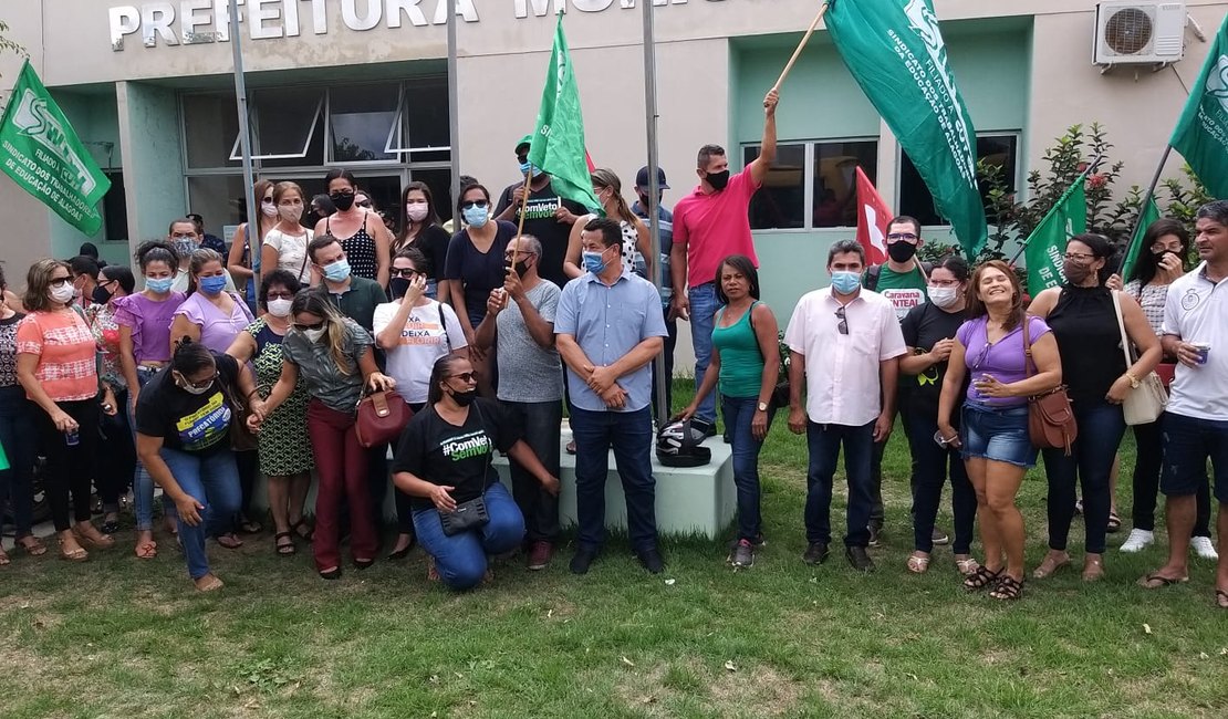 Professores realizam protesto em frente a Prefeitura de Igaci nesta quarta-feira (5)