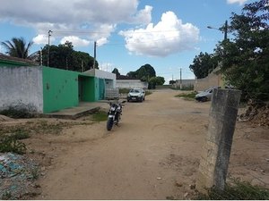 Ladrões roubam televisores de residência e fogem de motocicleta