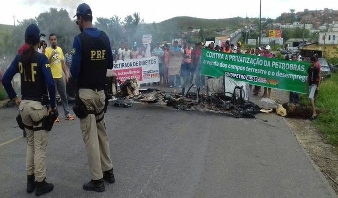 Funcionários da Petrobras demitidos desbloqueiam a BR-101 após protesto