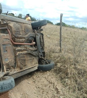 Carro capota após bater em estacas na zona rural de Palmeira dos Índios