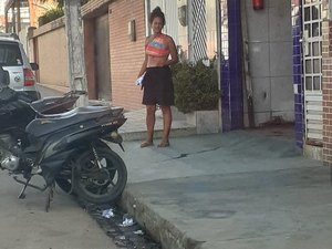 Mulher com distúrbios mentais que estava atacando crianças em Palmeira é encaminhada para a UPA