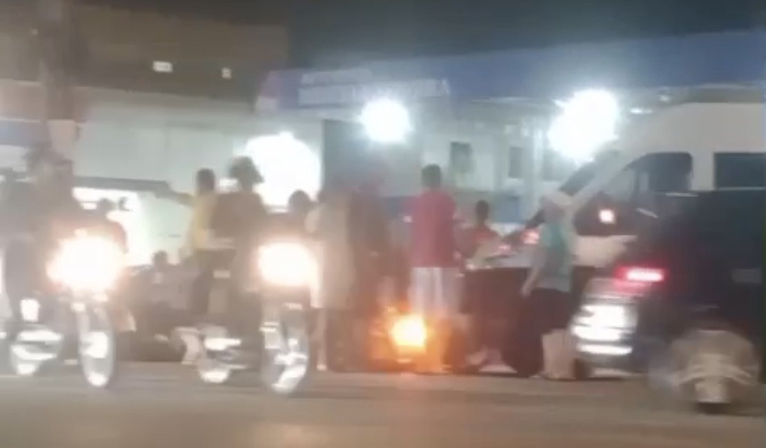Colisão deixa moto embaixo de van e mulher ferida no Trevo da Igrejinha, em Arapiraca