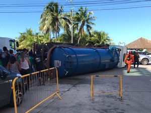 Asfalto cede e caminhão tomba ao fazer curva na orla da Ponta Verde, em Maceió