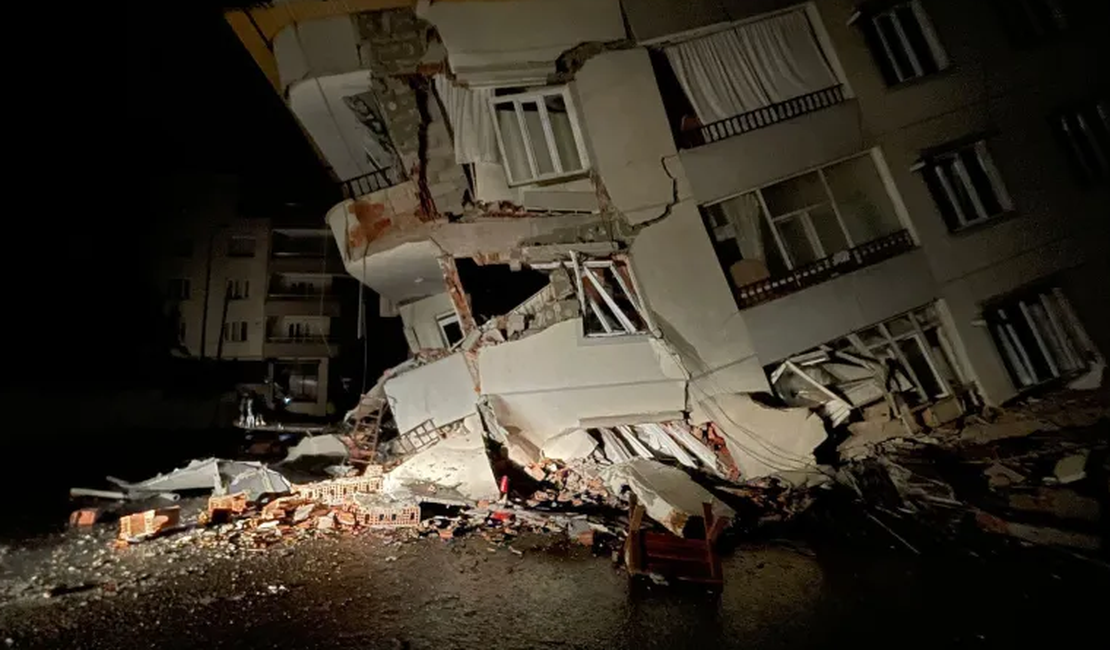 Terremoto de magnitude 7,8 deixa mais de 600 mortos na Turquia e na Síria