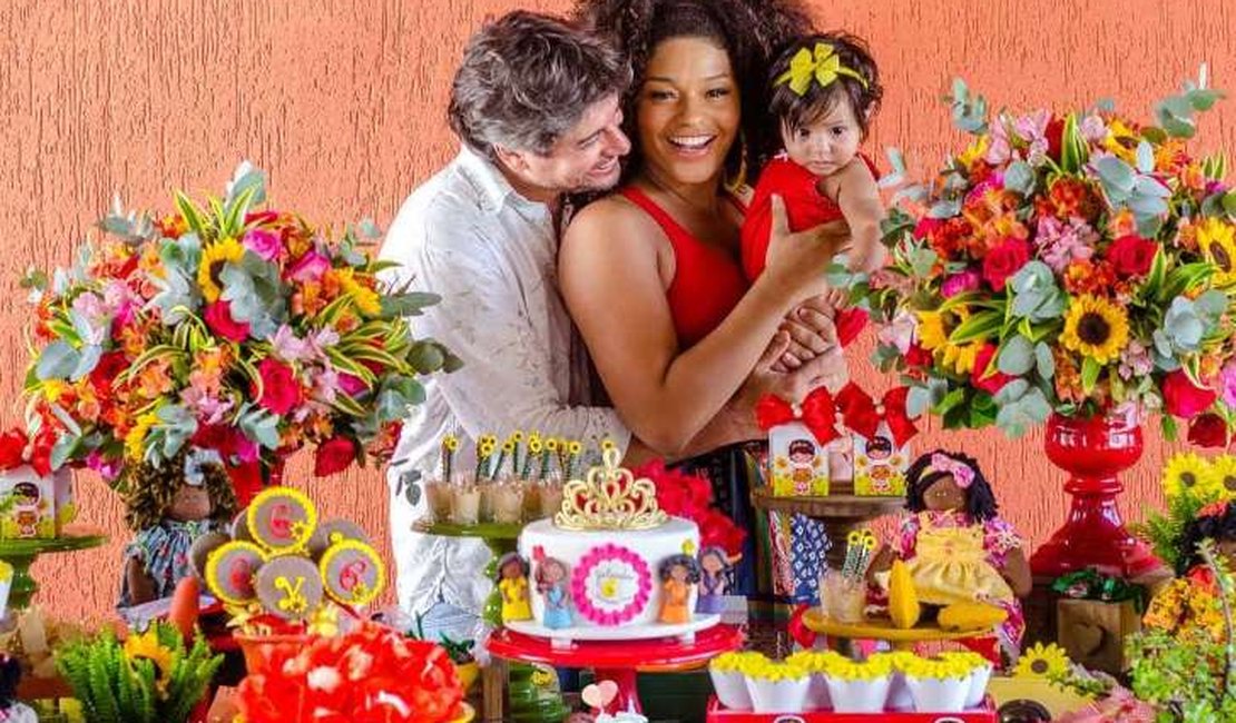 Juliana Alves faz festa para comemorar 6 meses da filha