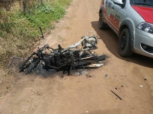 Motocicleta carbonizada e documentos são encontrados no Agreste alagoano