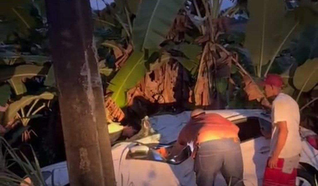 Carro cai em ribanceira na AL-105 e deixa homem ferido no município de Matriz de Camaragibe