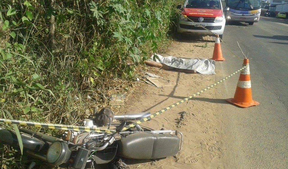 Embriagado, homem invade contramão, cai de moto e quebra o pescoço