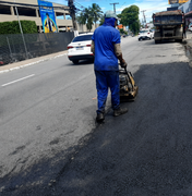Operação Tapa-Buraco recupera trecho na Avenida Comendador Gustavo Paiva