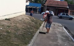 Moradores limpa a praça Higino Vital, em Arapiraca