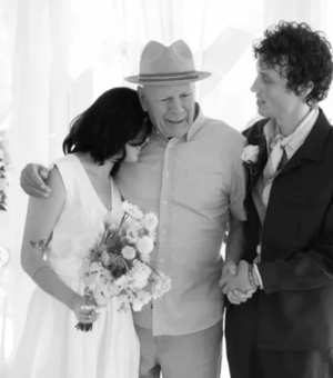 Filha de Bruce Willis adianta casamento para que pai possa participar