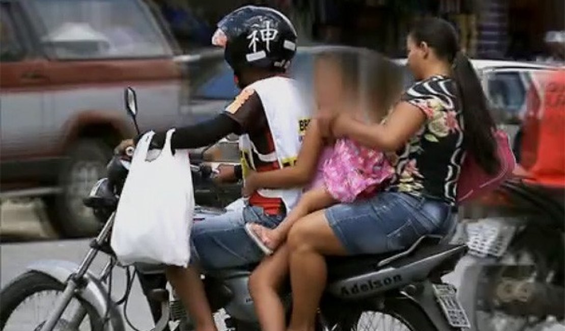 Criança de quatro anos é flagrada em moto sem qualquer proteção em Palmeira dos Índios