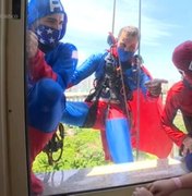 Super-heróis descem de rapel pelas paredes de hospital e fazem surpresa para crianças em tratamento contra o câncer