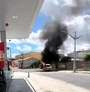 Kombi pega fogo e bombeiros apagam chamas do veículo em Delmiro Gouveia