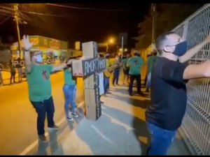 [Vídeo] Evangélicos fazem clamor e frente à Unidade Sentinela em Arapiraca