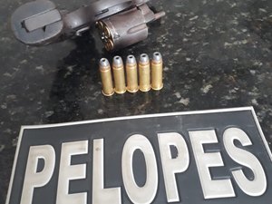 Confronto entre suspeitos de assalto e policiais termina com um morto