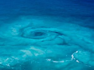 Fotógrafa flagra 'redemoinho' gigante e perigoso no mar da Austrália