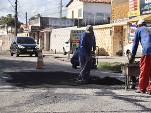 Mais de 400 toneladas de massa asfáltica foram usadas esta semana para tapar buracos