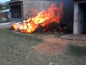 Homem ateia fogo em móveis da própria residência