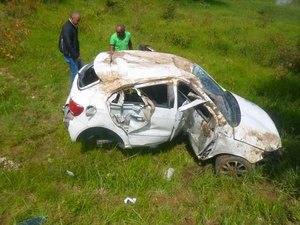 Após capotamento, homem é preso carregando pneu do veículo